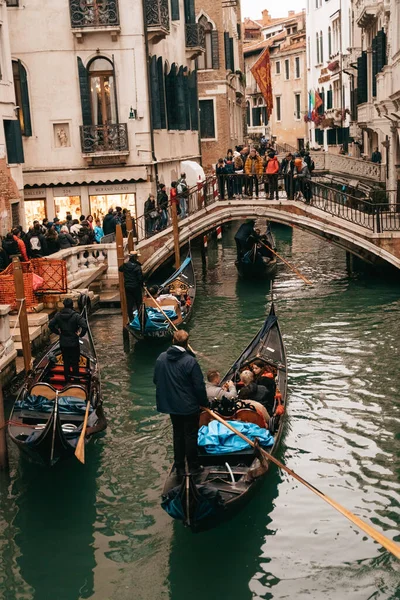 29 Ekim 2020 'de Venedik, İtalya' da gündüz evleri olan kanal görüntüsü