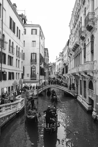 29 Ekim 2020 'de Venedik, İtalya' da gündüz evleri olan kanal görüntüsü