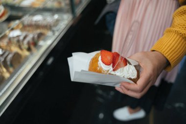 Roma baba, pasta almak için, Napoli.