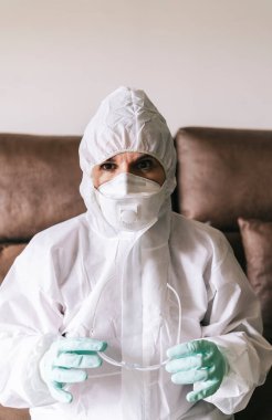 Koruyucu giysili, gözlüklü ve maskeli kadın portresi salgın veya virüs öncesi
