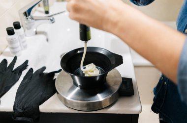 Bir kadın saçını evde boyar..