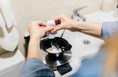 Bir kadın saçını evde boyar..