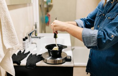 Bir kadın saçını evde boyar..