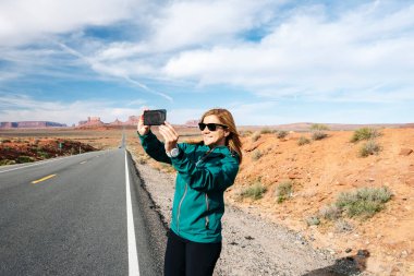 Utah, ABD 'deki Monument Valley' de bir turist kadın..