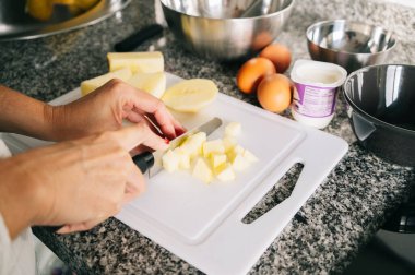 Kadın sünger keki yapmak için gerekli malzemeleri hazırlıyor. 