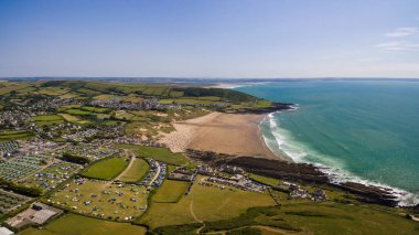 İngiltere 'nin güney batı kıyı şeridinin havadan görüntüsü. Croyde Bay 'in DJI insansız hava aracı ile çekilmiş panoramik görüntü