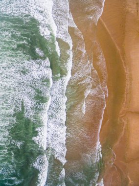 İngiltere 'nin güney batı kıyısında Croyde Körfezi' ne doğru giden dalgaların yukarıdan aşağıya doğru uzanan havası.
