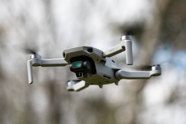 DJI 'ın en küçük ve en hafif dronu. Sadece 249 g ağırlığında bir İHA. DJI Mavic Mini 'nin ağırlığı FAA' ya kaydedilmesine gerek olmadığı anlamına gelir..