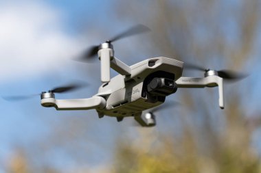 DJI 'ın en küçük ve en hafif dronu. Sadece 249 g ağırlığında bir İHA. DJI Mavic Mini 'nin ağırlığı FAA' ya kaydedilmesine gerek olmadığı anlamına gelir..