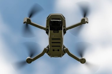 DJI 'ın en küçük ve en hafif dronu. Sadece 249 g ağırlığında bir İHA. DJI Mavic Mini 'nin ağırlığı FAA' ya kaydedilmesine gerek olmadığı anlamına gelir..