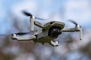 DJI 'ın en küçük ve en hafif dronu. Sadece 249 g ağırlığında bir İHA. DJI Mavic Mini 'nin ağırlığı FAA' ya kaydedilmesine gerek olmadığı anlamına gelir..