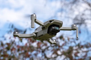 DJI 'ın en küçük ve en hafif dronu. Sadece 249 g ağırlığında bir İHA. DJI Mavic Mini 'nin ağırlığı FAA' ya kaydedilmesine gerek olmadığı anlamına gelir..