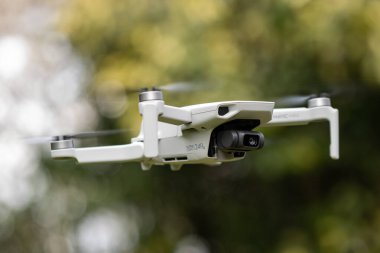 DJI 'ın en küçük ve en hafif dronu. Sadece 249 g ağırlığında bir İHA. DJI Mavic Mini 'nin ağırlığı FAA' ya kaydedilmesine gerek olmadığı anlamına gelir..