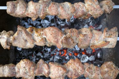 Tavuk eti için için yanan küller kömür ateşi yakın ateş yakın