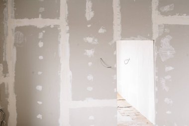 Alçıpan duvar ev dekorasyonu. İnşaat alanında fotokopi alanı var.