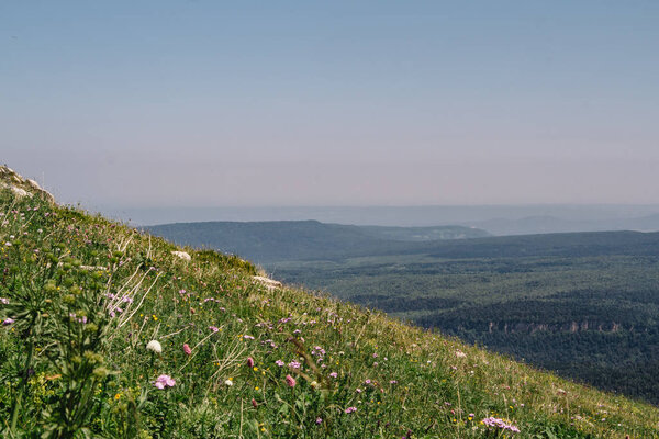 Вид на горный луг и гору. Красивый луг в голубой дымке
.