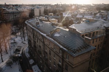 St. Petersburg 'un eski semtinin çatılarında inanılmaz bir gün batımı..