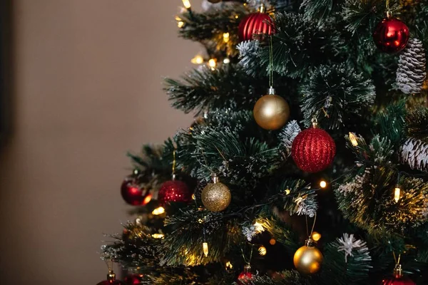 Kırmızı ve altın toplar Noel ağacında Işıklar ve bokeh.