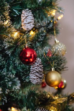 Kırmızı ve altın toplar Noel ağacında Işıklar ve bokeh.