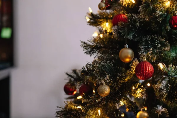 Kırmızı ve altın toplar Noel ağacında Işıklar ve bokeh.