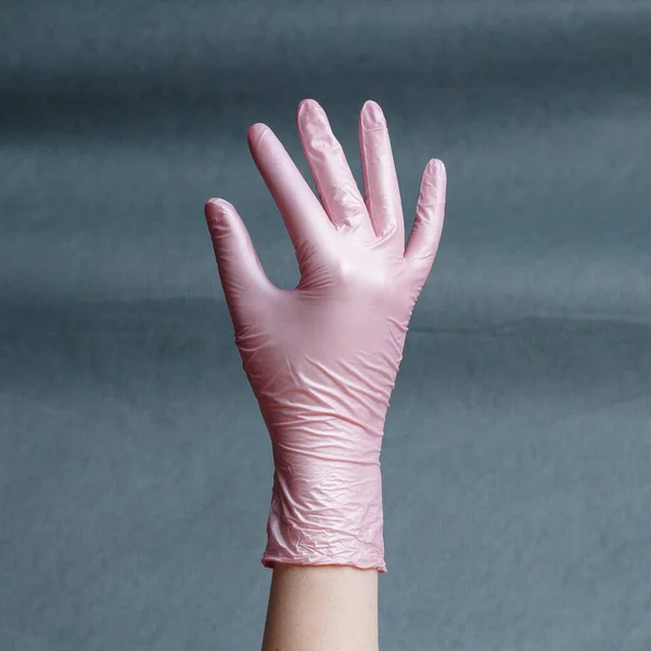 Hand Hand Rosa Nitrilhandschuh Auf Grauem Hintergrund Mit Einem Farbverlauf — Stockfoto