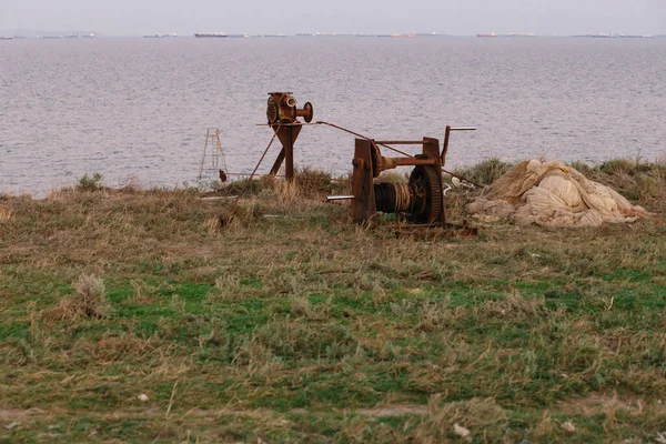 Ржавая Лебедка Рыболовные Сети Берегу Моря Ранее Деревянные Рыбацкие Лодки — стоковое фото