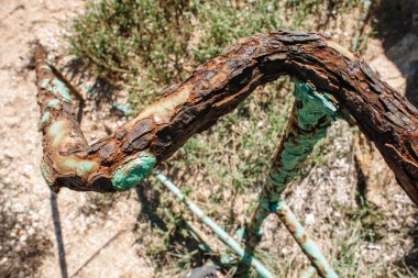 Karadeniz sahilindeki paslı korkuluklar. Demir yapısı demir kanserini kemirdi. Güzel renkli kolaj. Yeniden yapılanma çok gereklidir..