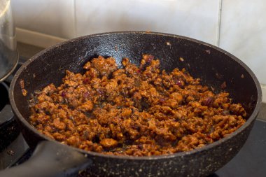 Kıyma ve domates soslu makarna pişirme süreci.