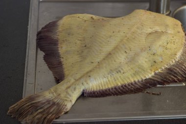 Fırında dil balığı pişirme süreci.