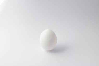 Beyaz arka planda beyaz tavuk yumurtası