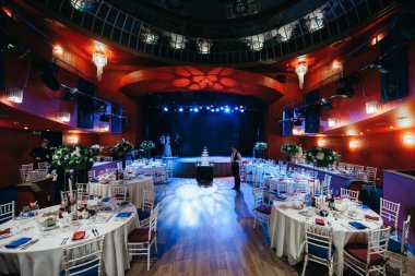 Aydınlatma ve kuru buzlu gözlük piramidi