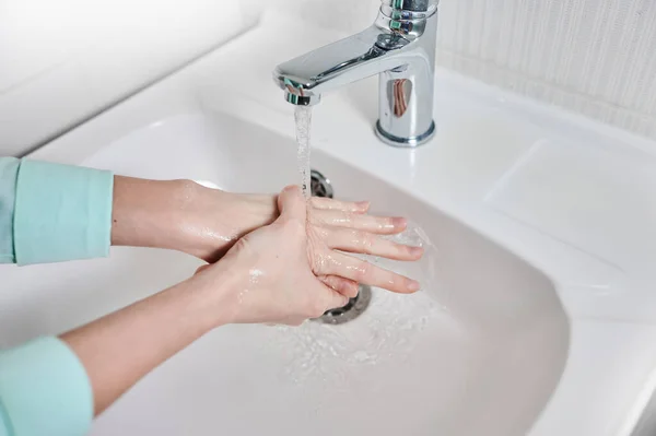 Lavar Mãos Com Sabão Lavatório — Fotografia de Stock