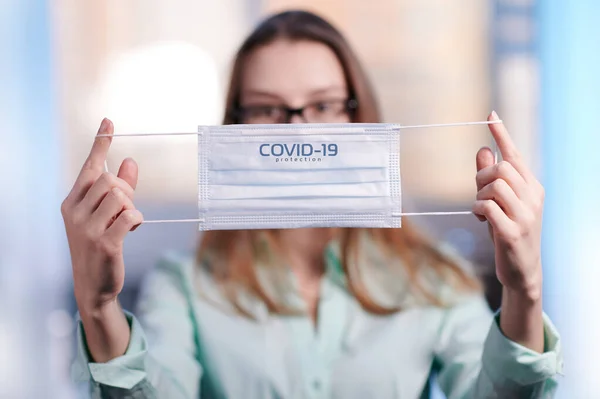 Uma Mulher Uma Máscara Médica Protetora Com Inscrição Proteção Covid — Fotografia de Stock