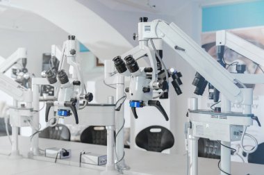 Laboratuvarda büyük tıbbi mikroskoplar var.