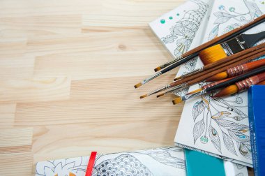 Hafif ahşap masada fırçalar