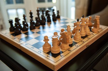 Tahta satranç tahtası ve ahşap satranç.