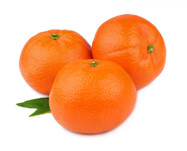 Tangerines Met Bladeren Geïsoleerd Witte Achtergrond — Stockfoto