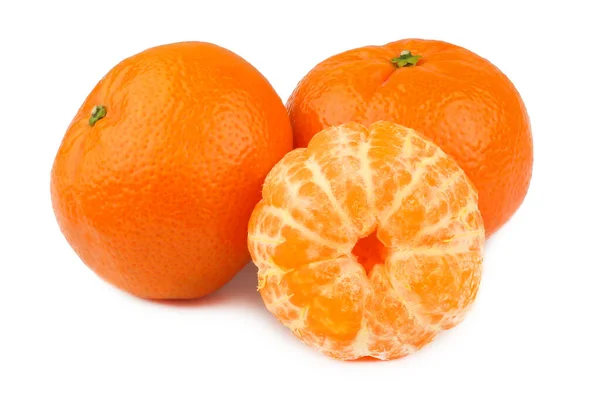 Mandarinen Mit Einer Scheibe Auf Weißem Hintergrund — Stockfoto