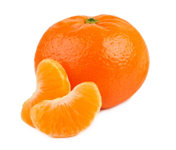 Tangerines Met Een Sneetje Geïsoleerd Witte Achtergrond — Stockfoto