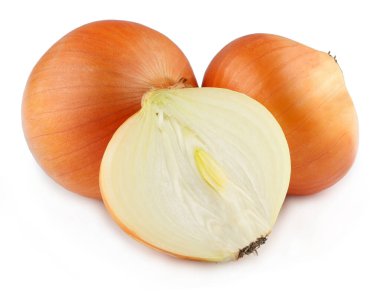 Dilimlenmiş soğan, beyaz arka planda yarı izole edilmiş..