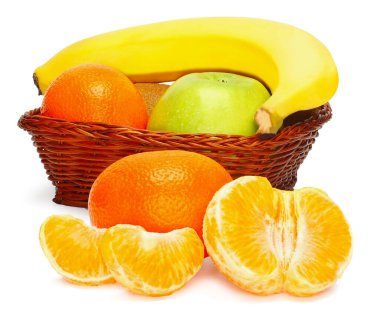 Beyaz arkaplanda izole edilmiş muz mandalinası elmaları.