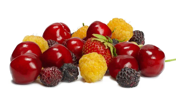 Kirschen Und Himbeeren Isoliert Auf Weißem Hintergrund — Stockfoto