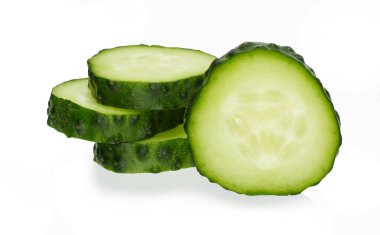 Salatalıklar beyaz arkaplanda izole edilmiş