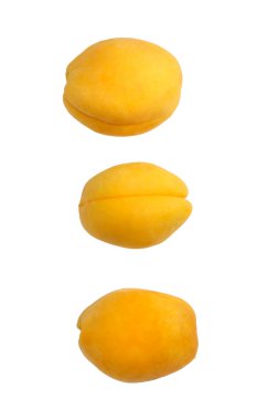 Beyaz arkaplanda izole edilmiş sarı kayısılar.