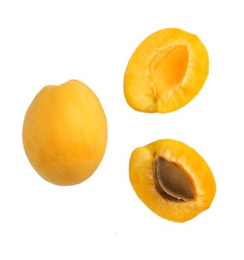 Beyaz arkaplanda izole edilmiş sarı kayısılar.