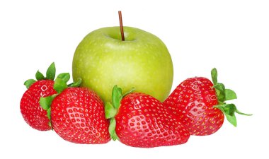 Çilek ve yeşil elma beyaz arkaplanda izole edilmiş