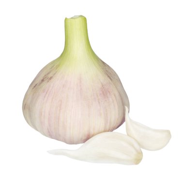 Beyaz arkaplanda sarımsak izole edilmiş.