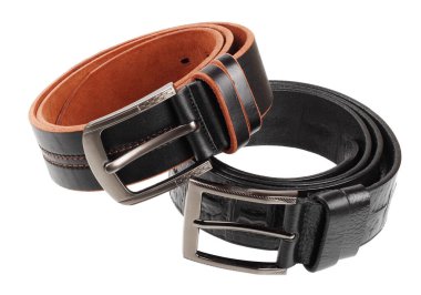 Beyaz arkaplanda izole edilmiş deri kemerler