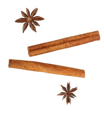 Beyaz arkaplanda izole edilmiş tarçın çubukları ve nane şekeri