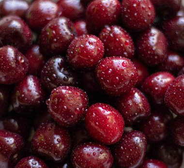 Kırmızı kirazların makro görüntüsü. Yaz tatlı meyvelerinin doğal arka planı. Yüzeyin derinliği. Uzayı kopyala Yakın çekim..
